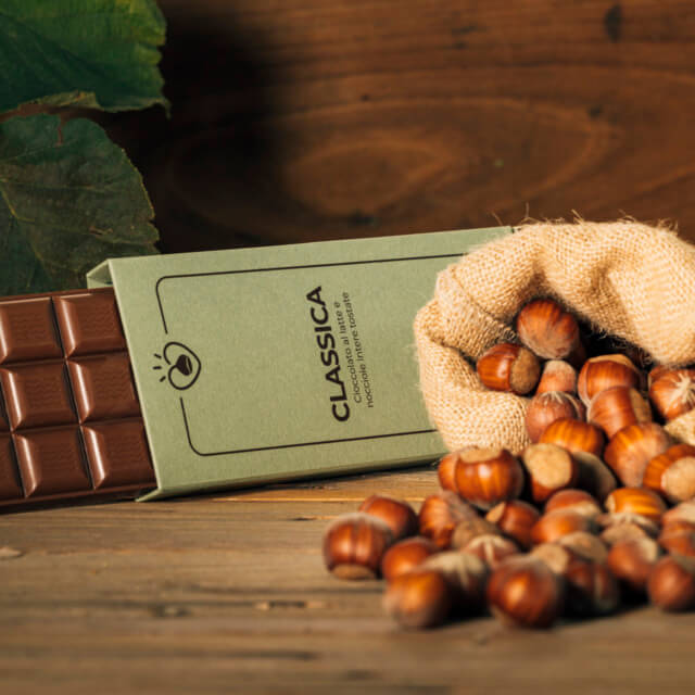 Cioccolato al latte e nocciole
